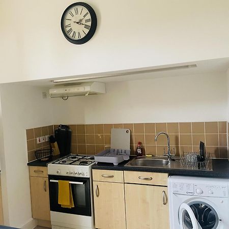 Bustling Western Apartment Лондон Екстериор снимка