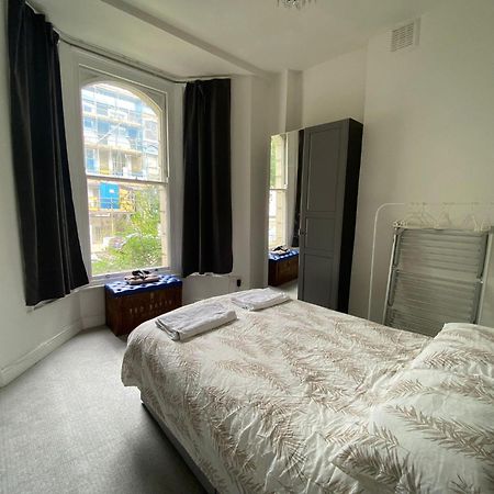 Bustling Western Apartment Лондон Екстериор снимка