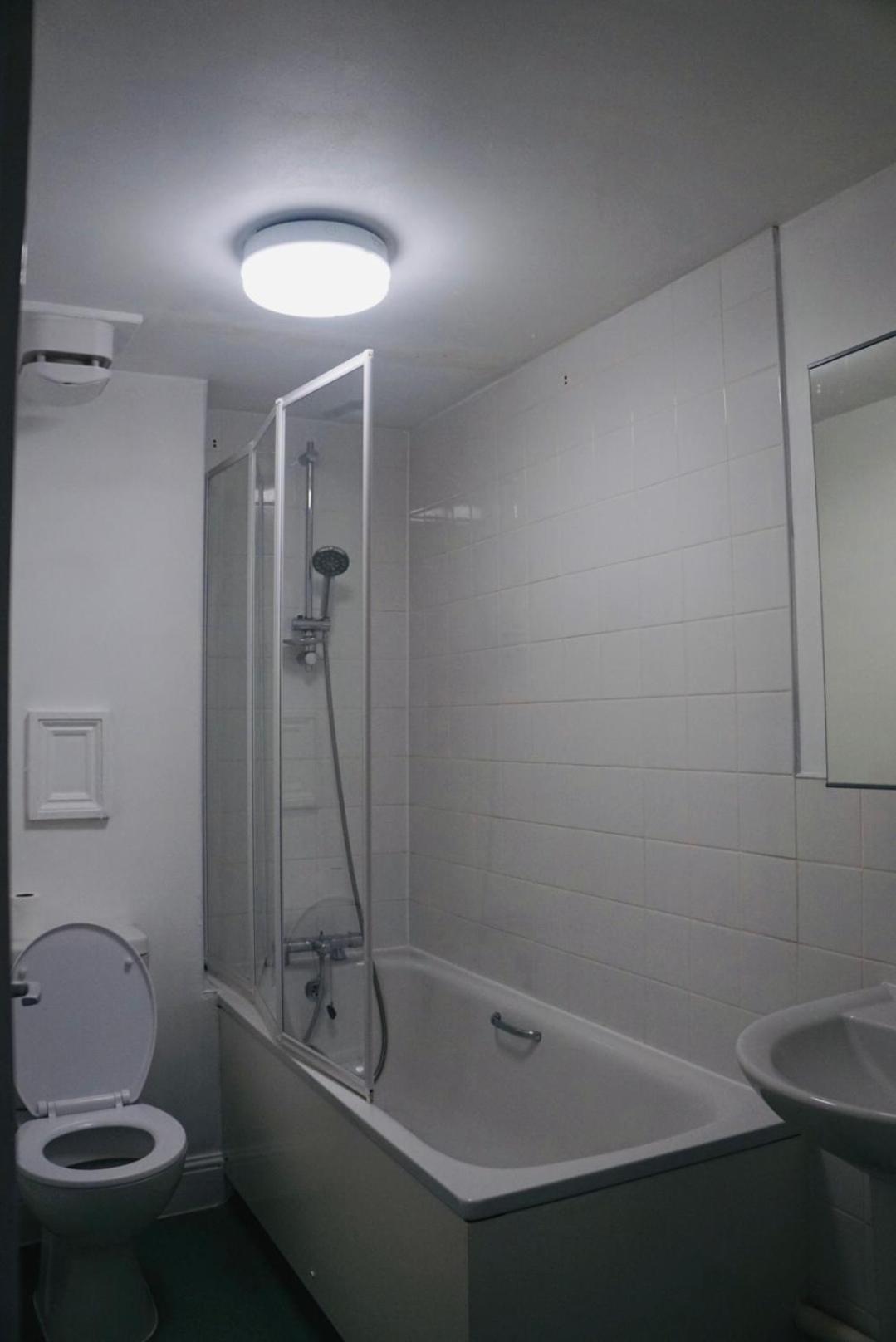 Bustling Western Apartment Лондон Екстериор снимка