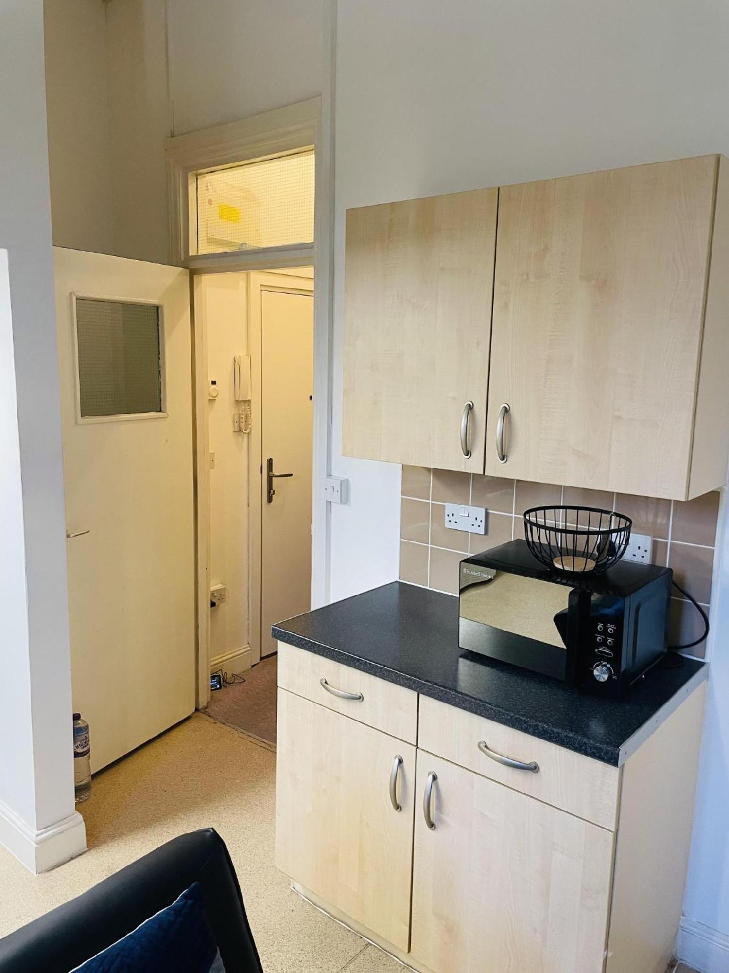 Bustling Western Apartment Лондон Екстериор снимка