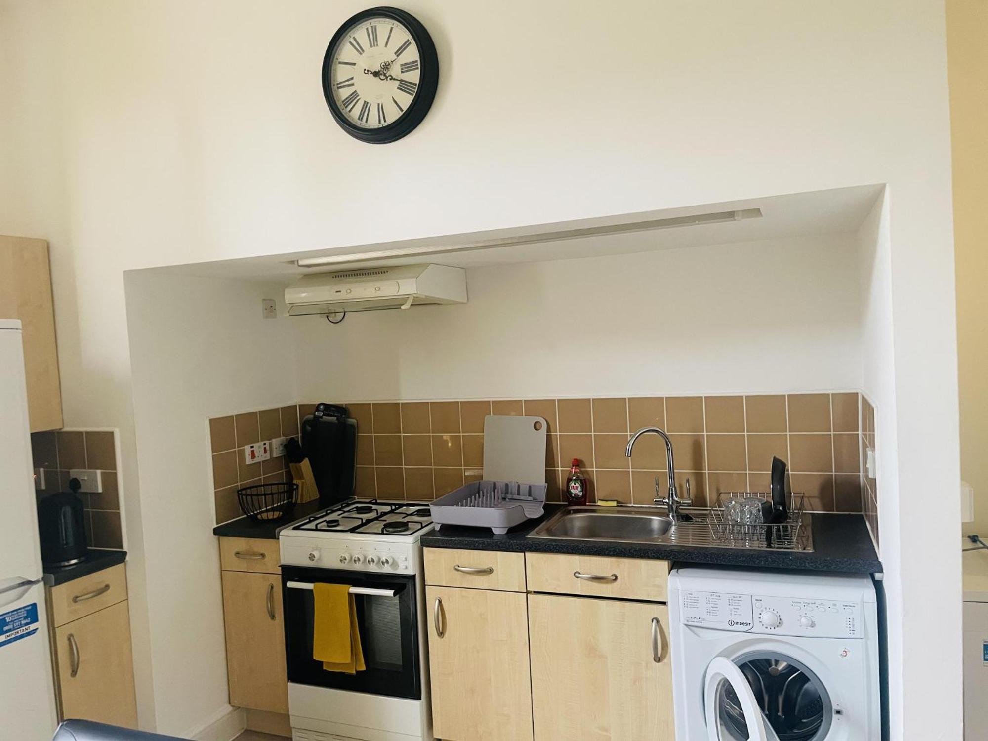 Bustling Western Apartment Лондон Екстериор снимка
