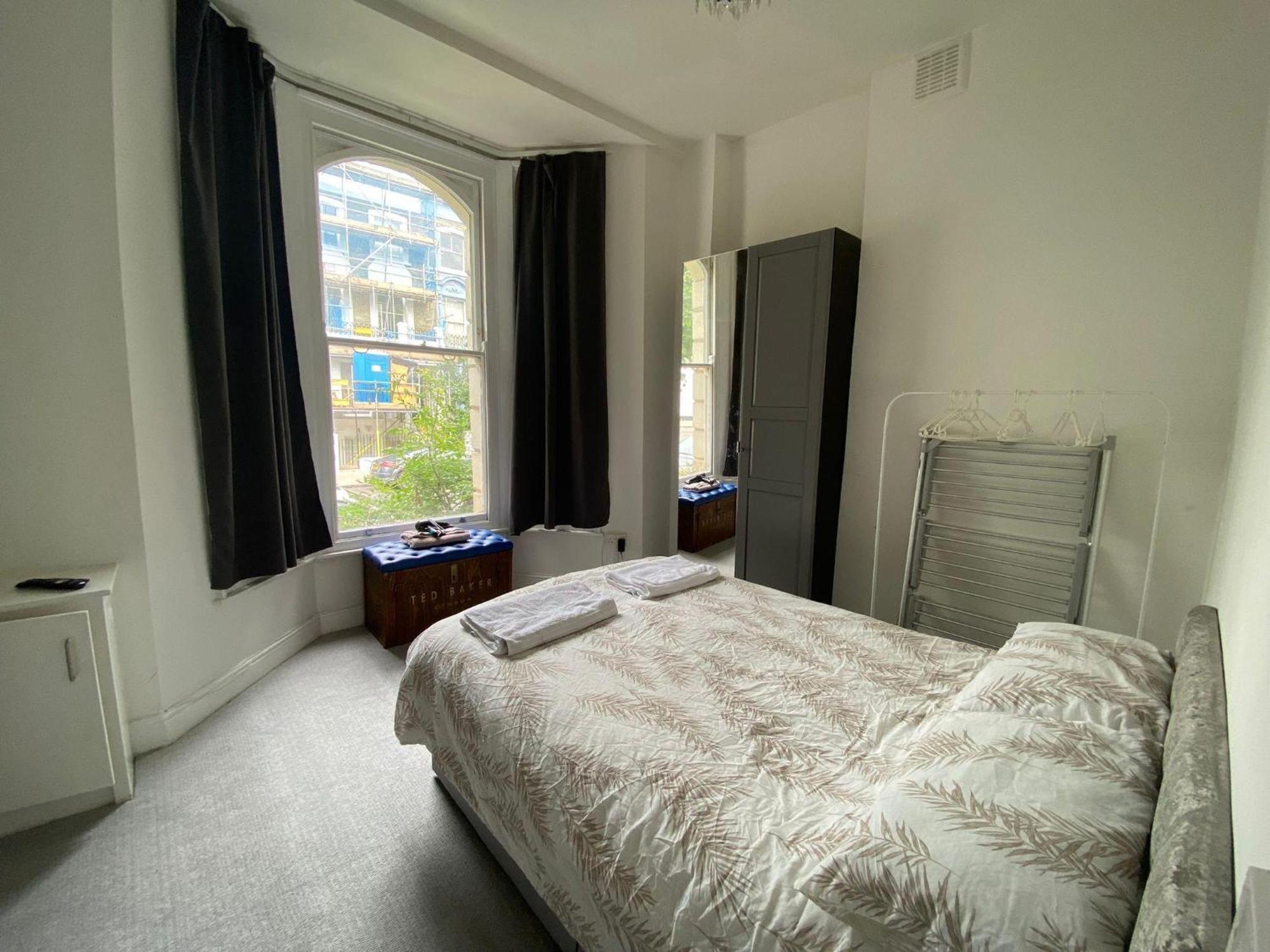 Bustling Western Apartment Лондон Екстериор снимка