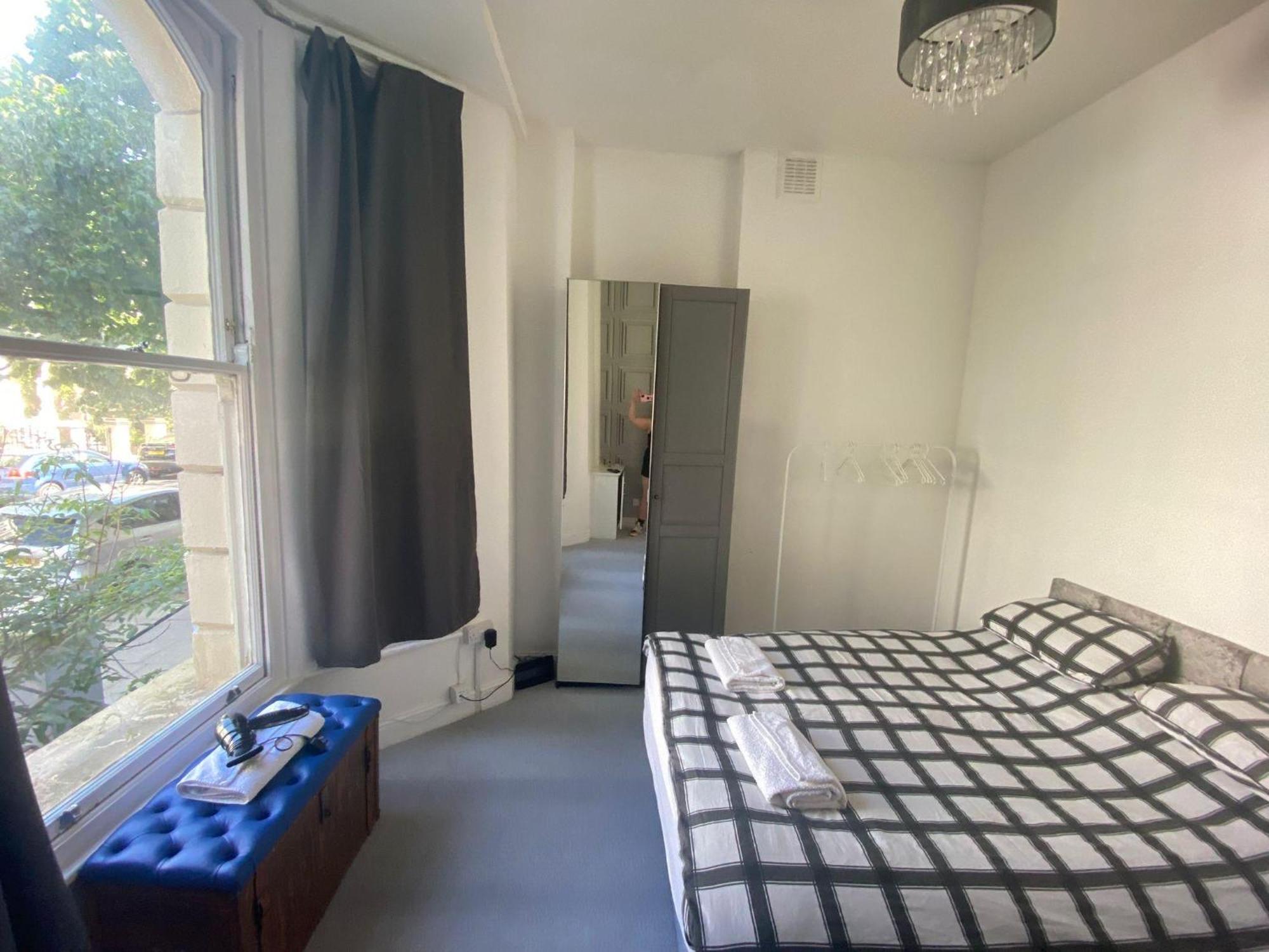 Bustling Western Apartment Лондон Екстериор снимка