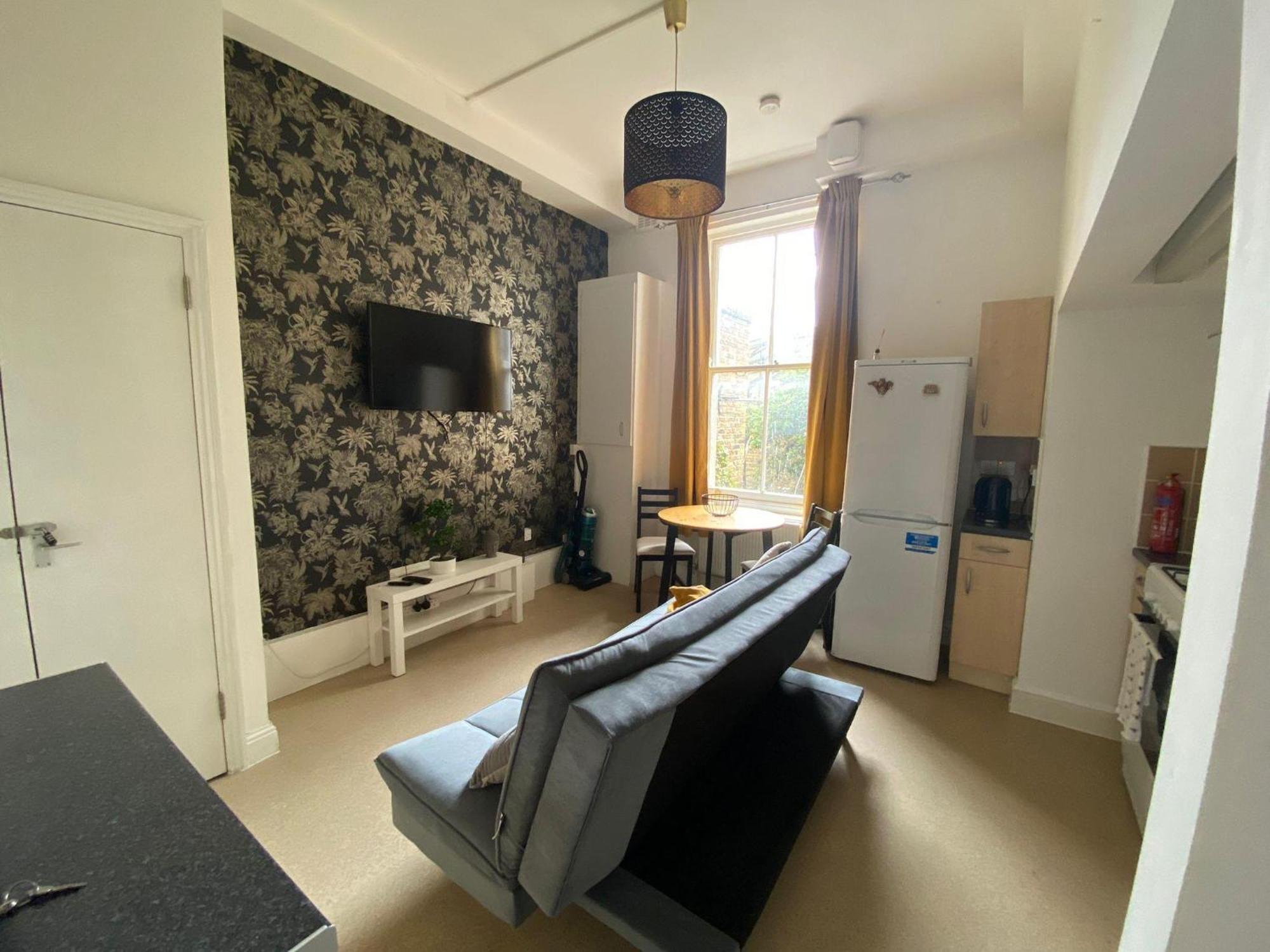 Bustling Western Apartment Лондон Екстериор снимка