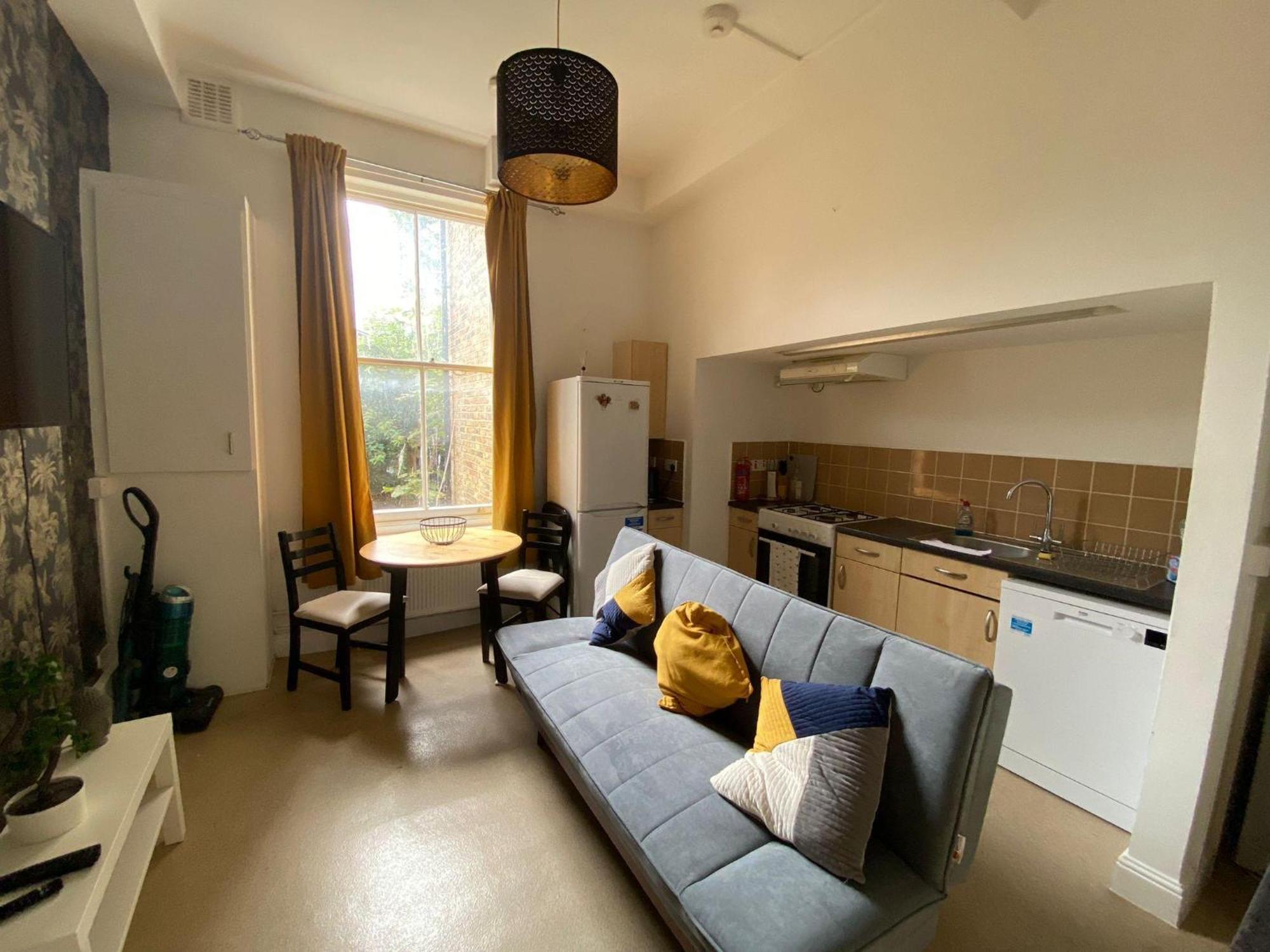 Bustling Western Apartment Лондон Екстериор снимка